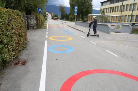 TALNE OZNAKE PRED OŠ CERKNICA 06 FOTO LJUBO VUKELIČ